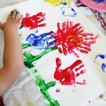 A child make flower finger painting